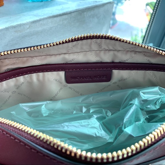 Michael Kors Large Jet Set Merlot Large Crossbody - Picture 4 of 5